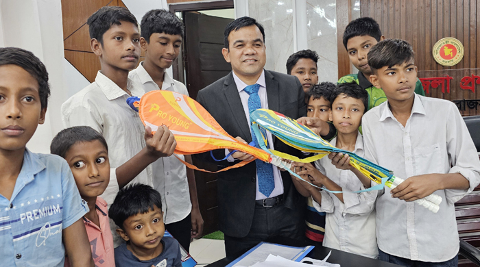 গোয়ালন্দে বিভিন্ন স্কুলের শিক্ষার্থীদের মধ্যে ইউএনও’র ক্রীড়া সামগ্রী বিতরণ